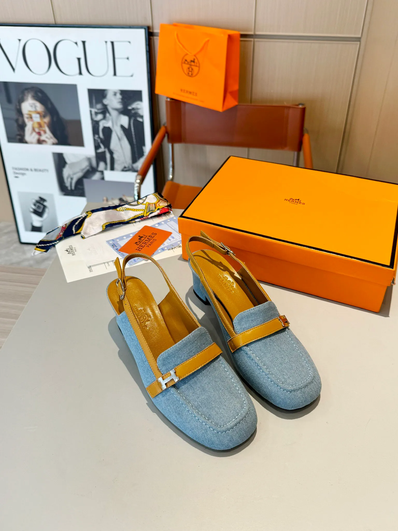 👟👟Ex-factory price 520👟👟 Hermes Groupie square-toe H-buckle mules, half-drag high heels and flat heels; the foot feel at the counter is invincible, groupie Mule shoes are made of h-buckle canvas and calfskin with mini silver Paris shoe buckles and contrasting piping. They are super beautiful in real life. Upper: imported original calfskin/original molded fabric. Lining: sheepskin. Outsole: Italian genuine leather outsole. Original packaging. Heel height: 5cm and 2 types of flat heel. Size: 35-41 (customized in size 42). Color: 6 colors.
